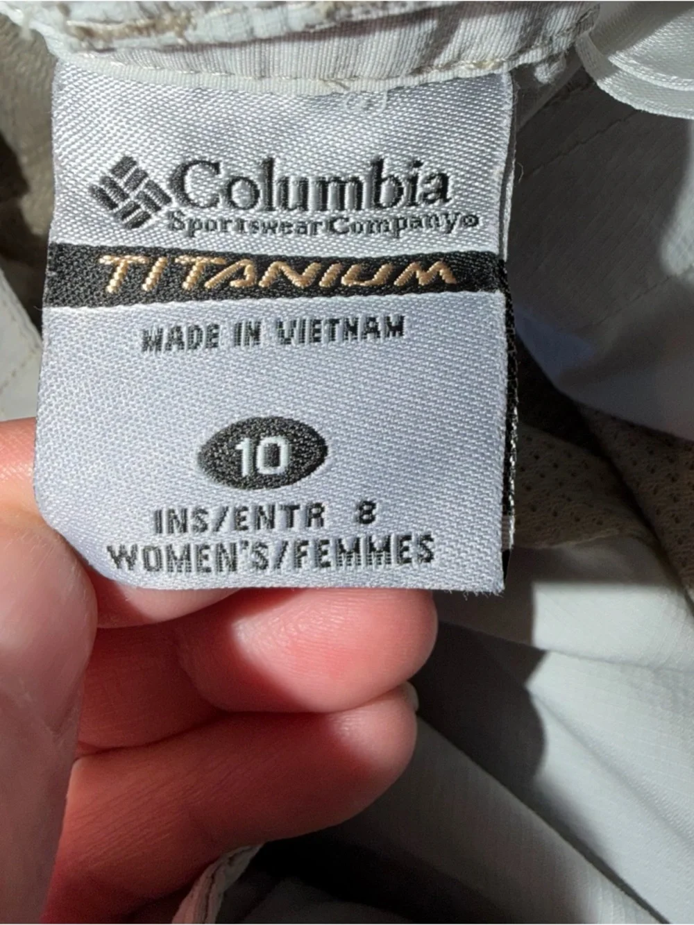 Columbia Titanium Women’s 10 Shorts Khaki Nylon 8.5" Hiking Gorpcore Packable - Picture 9 of 10